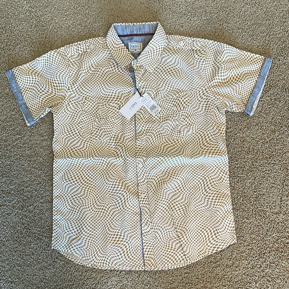 Mens Faze 1 XL casual short sleeve button on up shirt.